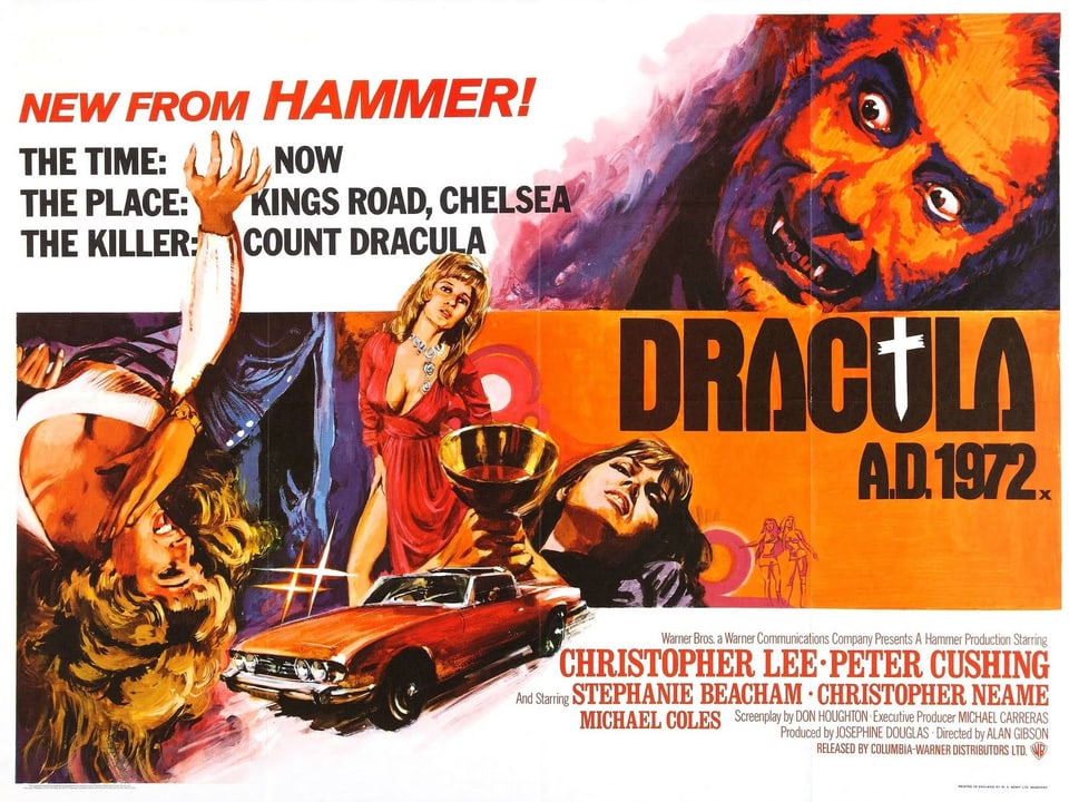 Poster zum Film. Bunte Collage mit dem dem Kopf von Dracula, einem Auto und drei jungen Frauen mit tiefen Ausschnitten.