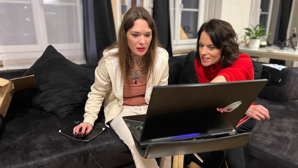 OnlyFans-Model Lyviane und Reporterin Mona Vetsch am Computer