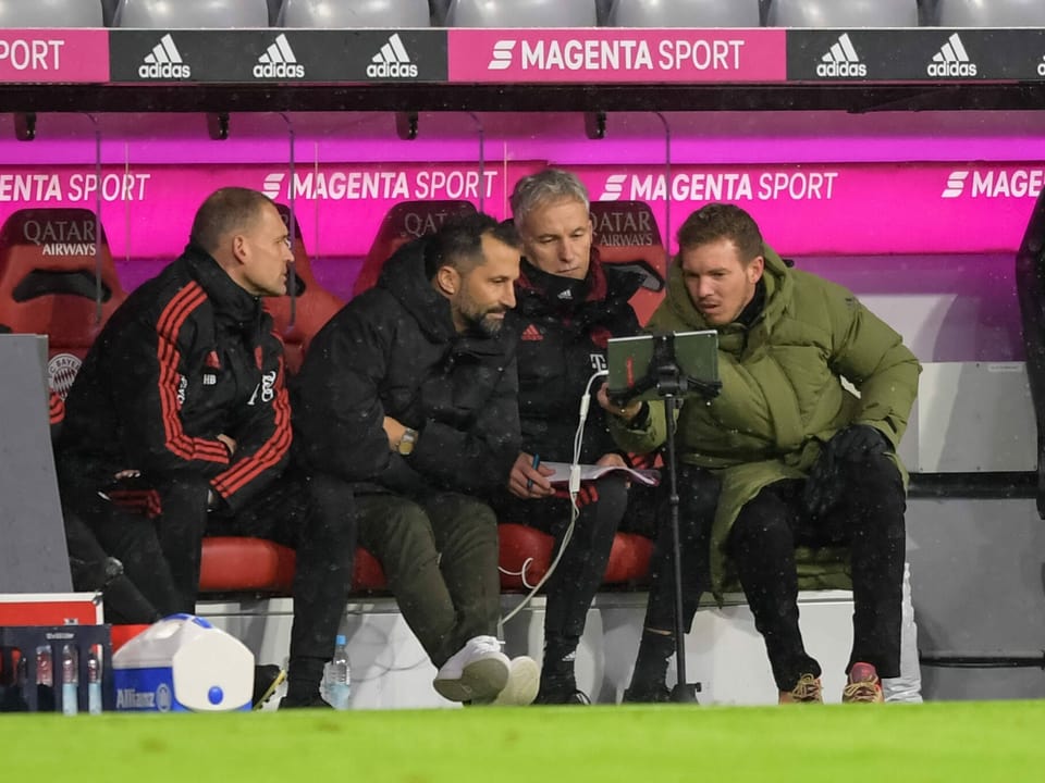 Gleich zu viert blickt der Bayern-Staff um Trainer Julian Nagelsmann auf den Bildschirm. Doch auch das Videostudium kann die 1:2-Niederlage der Münchner Rumpftruppe gegen Gladbach nicht verhindern.