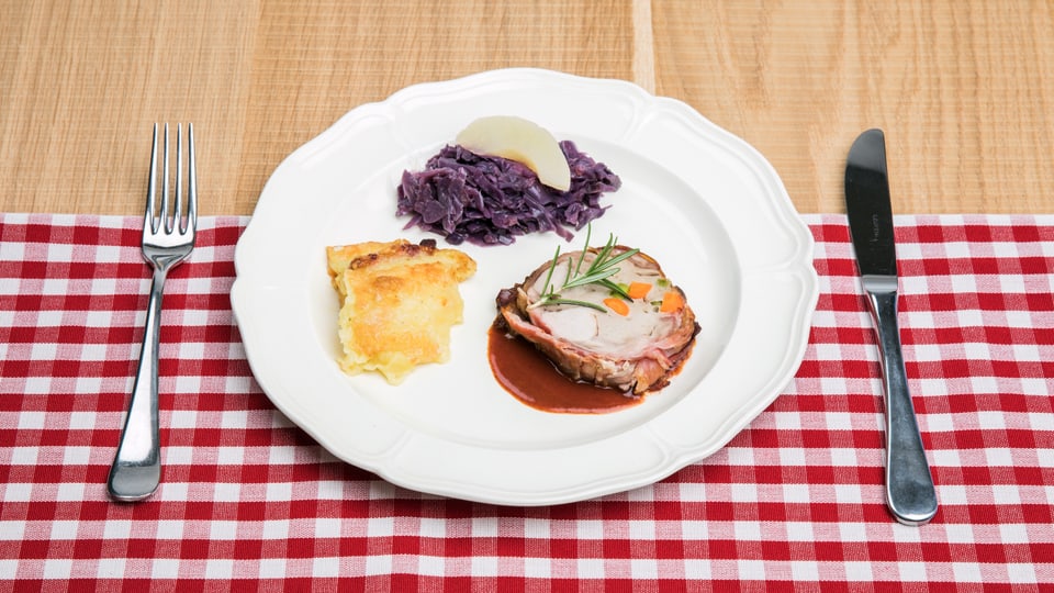 Gefüllter Hase, Ofentori und Rotkraut-Granatapfel-Salat