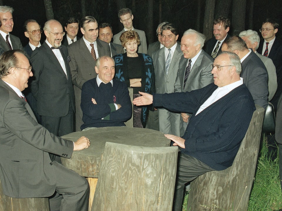 Russlands Präsident Mikhail Gorbachew, Bundeskanzler Helmut Kohl, Aussenminsiter und Hans-Dietrich Genscher in einem Wald in der Ukraine. (keystone)