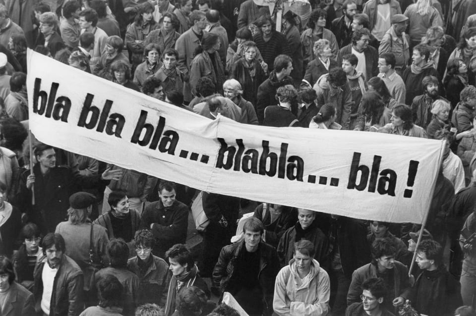 Grosse Demonstration m, gut zu sehen st ein Transparent mit der Aufschrift «bla bla bla...»