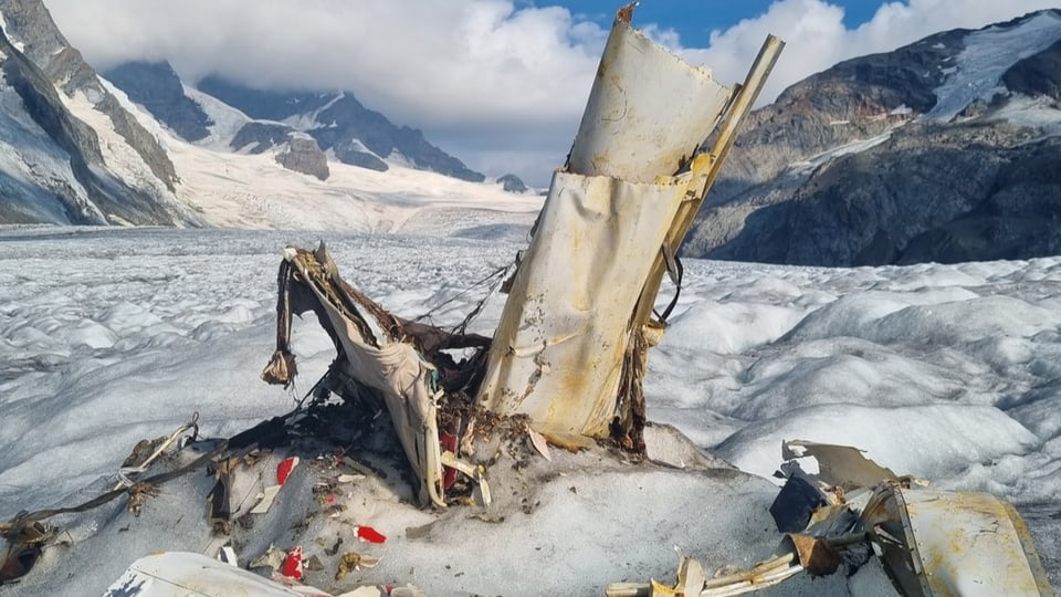 Teile eines abgestürzten Flugzeuges auf dem Aletschgletscher