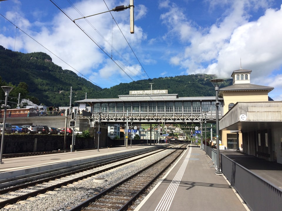 Ein Bahnhof und blauer Himmel mit Wolken.