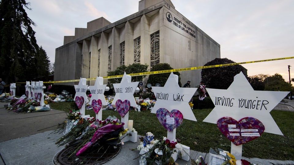 Eine behelfsmässige Gedenkstätte steht vor der Tree of Life Synagoge nach der tödlichen Schiesserei in Pittsburgh