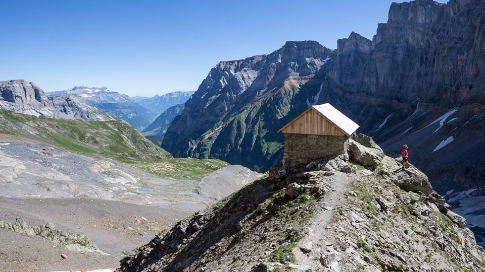 Eine kleine Hütte im Gebirge.