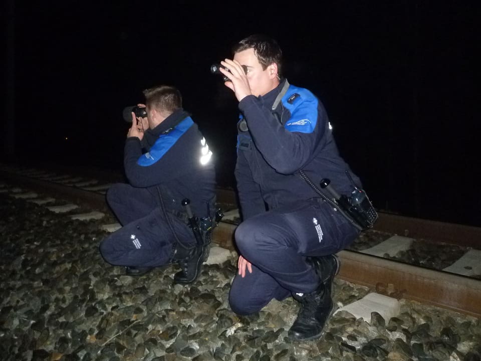 Zwei Grenzwächter mit Nachtsichtgeräten