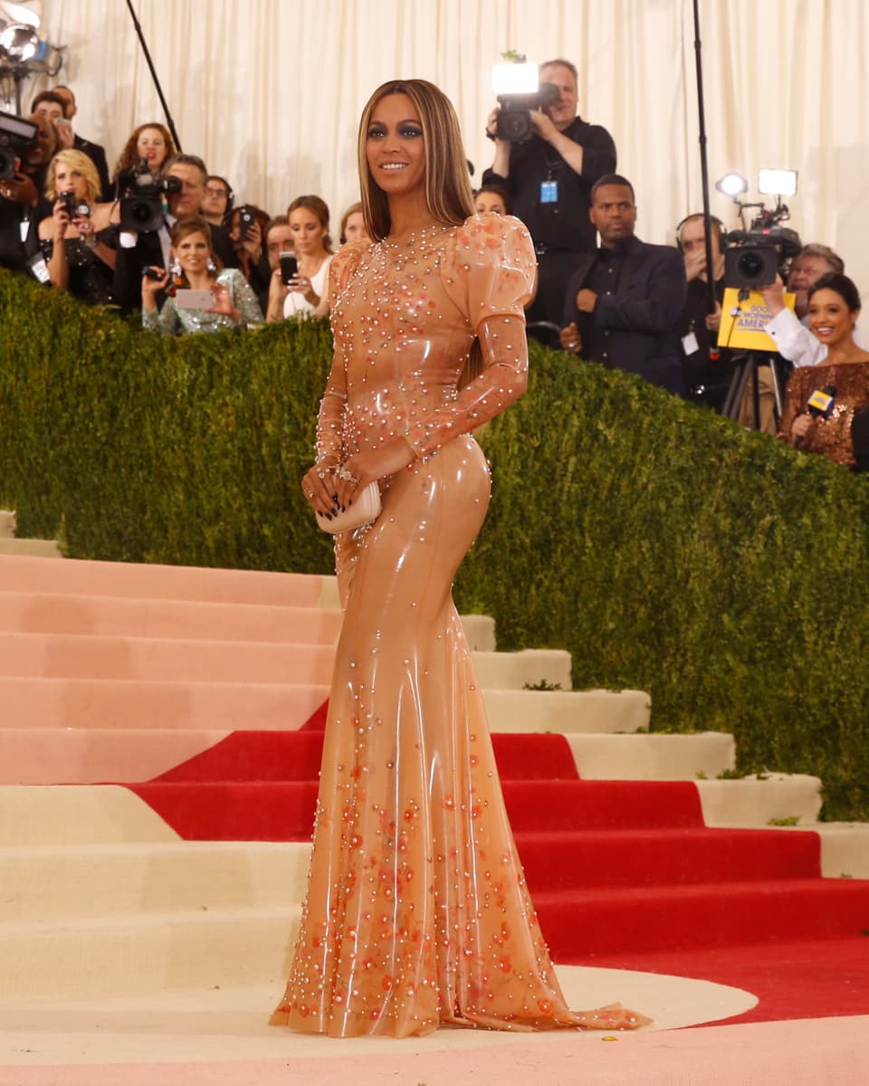 Beyoncé Knowles in einem nudefarbenen hautengen Kleid.