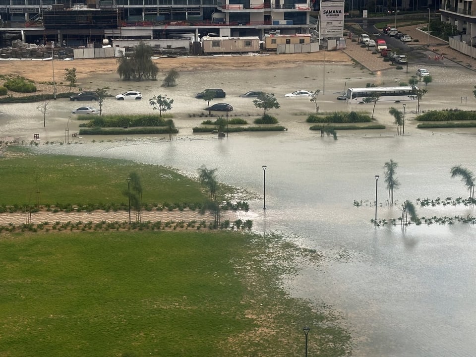 Die Strassen Dubais sind überflutet. 