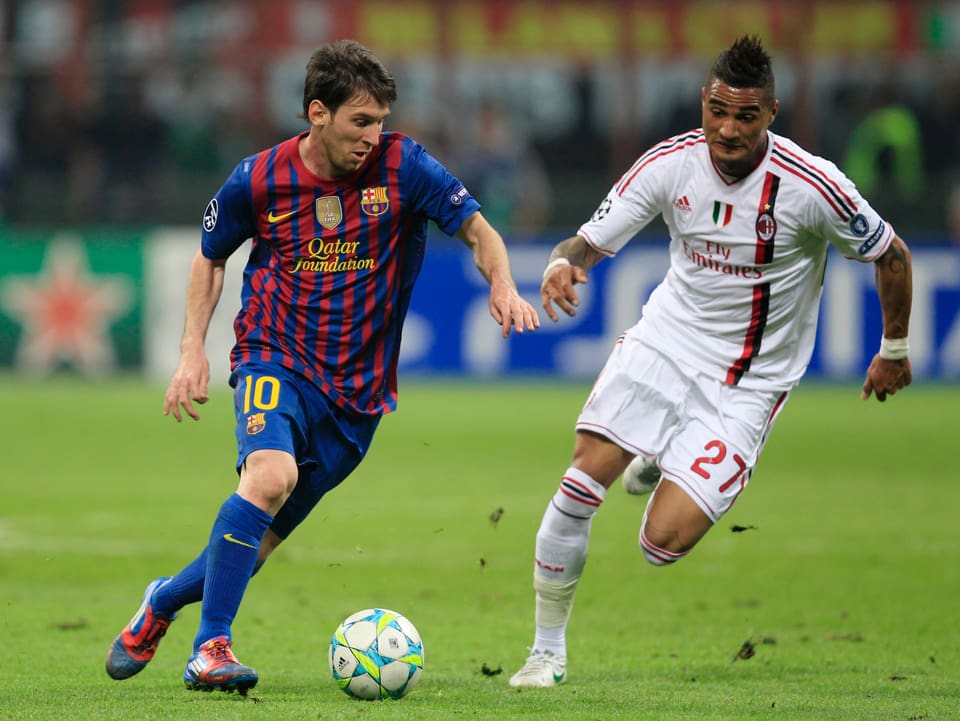 Kevin-Prince Boateng im Zweikampf mit Lionel Messi