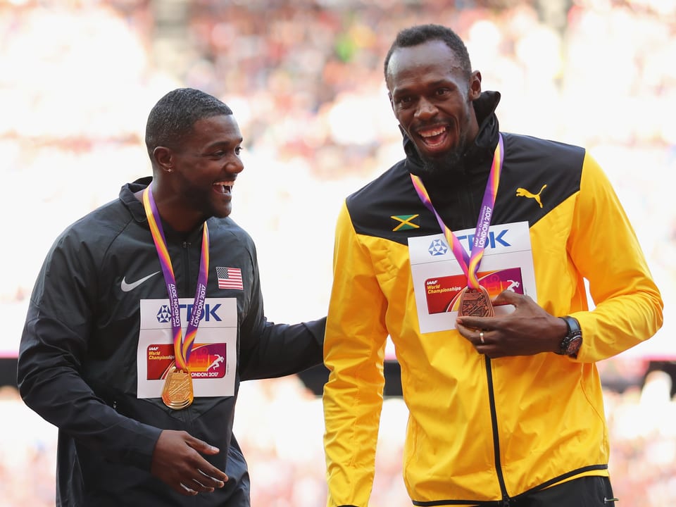 Bolt und Gatlin grinsen bei der Medaillenübergabe