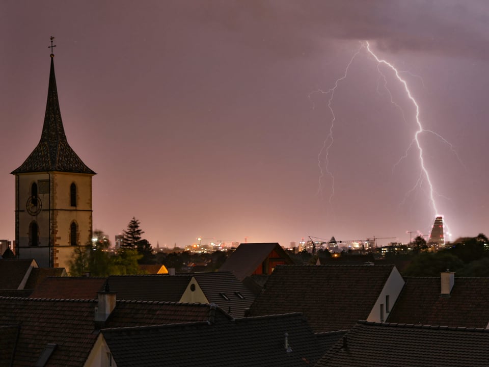 Blitz schlägt in Roche-Turm in Basel ein.