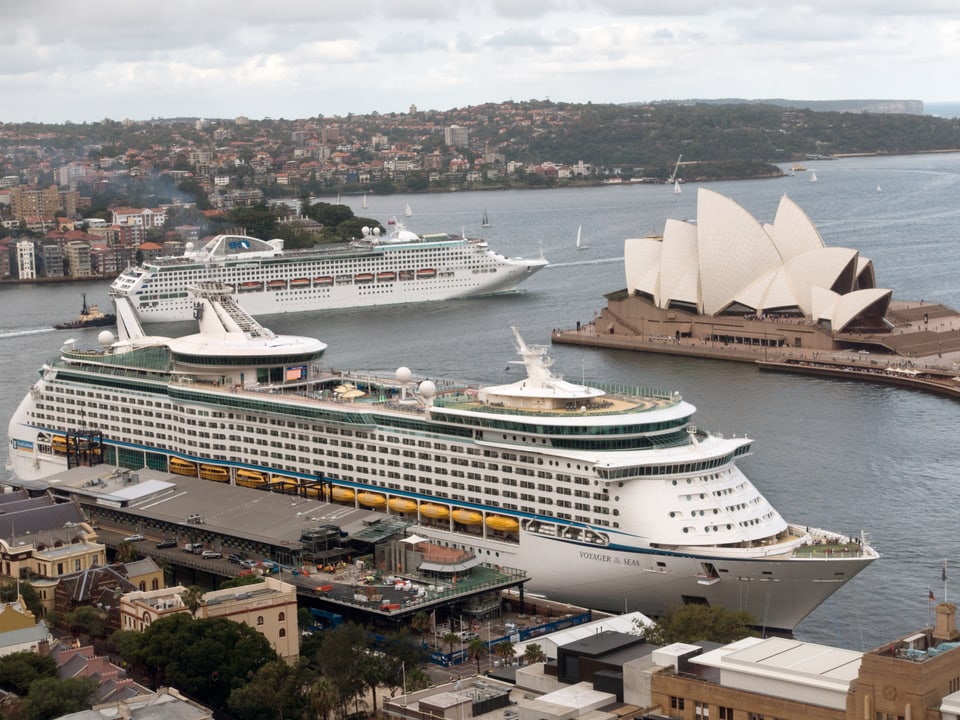 Opernhaus in Sydney, daneben riesige Kreuzfahrtschiffe