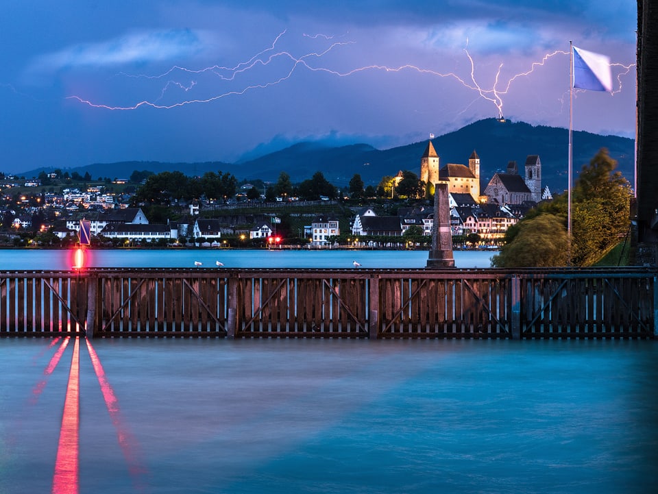 Gewitter mit Blitzen über dem Schloss von Rapperswil.