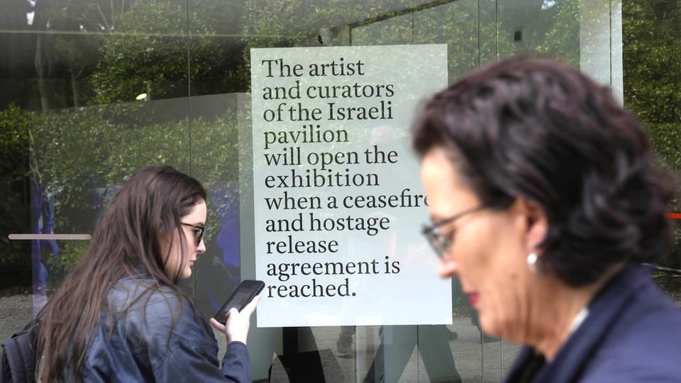 An der Glasfront des israelischen Pavillons wurde ein Plakat aufgehängt, dass die Forderungen der Künstlerin zeigt.