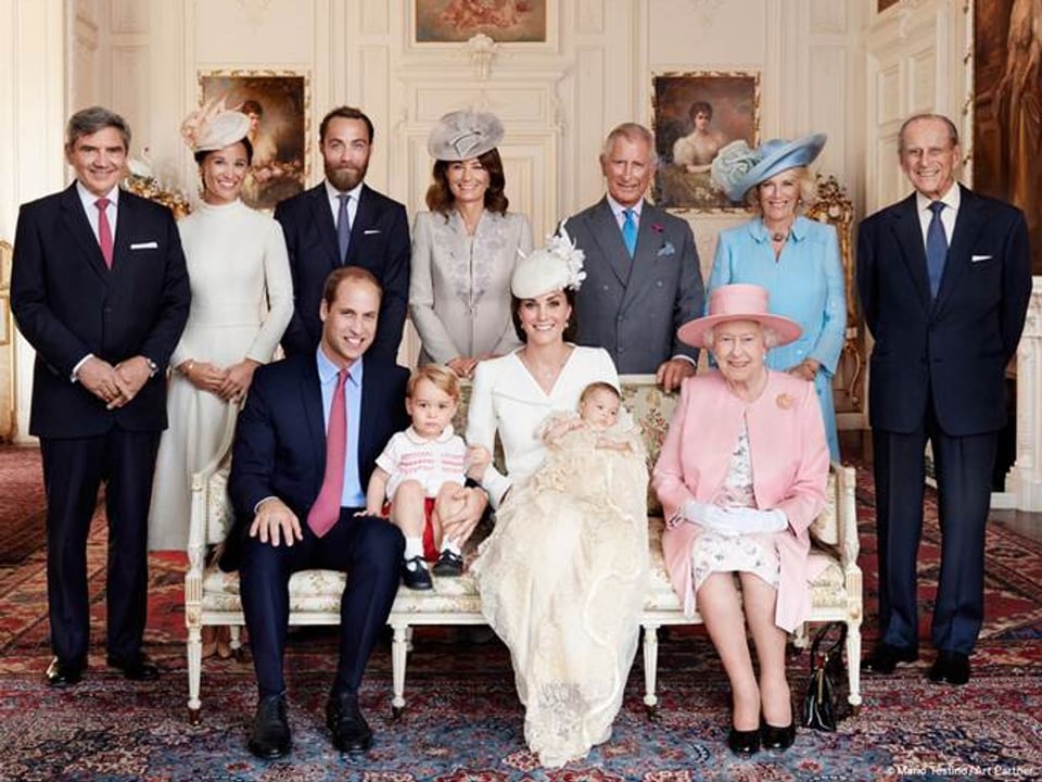 Familie Middleton und die Royal-Familie posieren für ein Familienfoto.