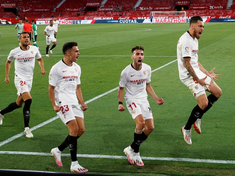 Die Spieler des FC Sevilla bejubeln ein Tor.