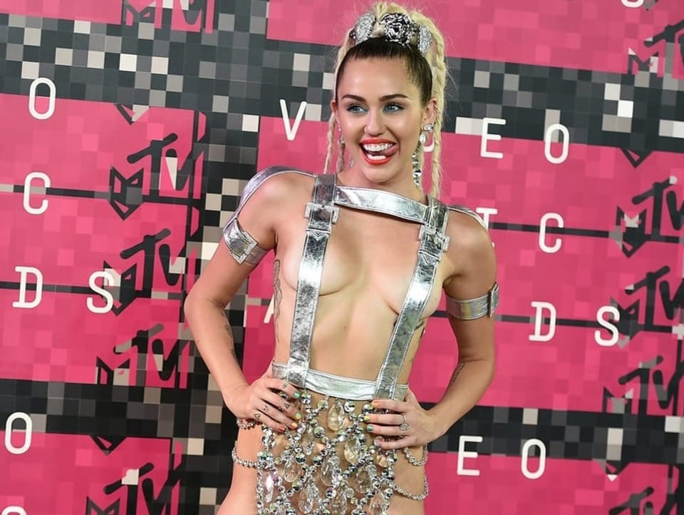 Miley Cyrus posiert  mit leichter Bekleidung an der Fotowand der MTV Music Awards.