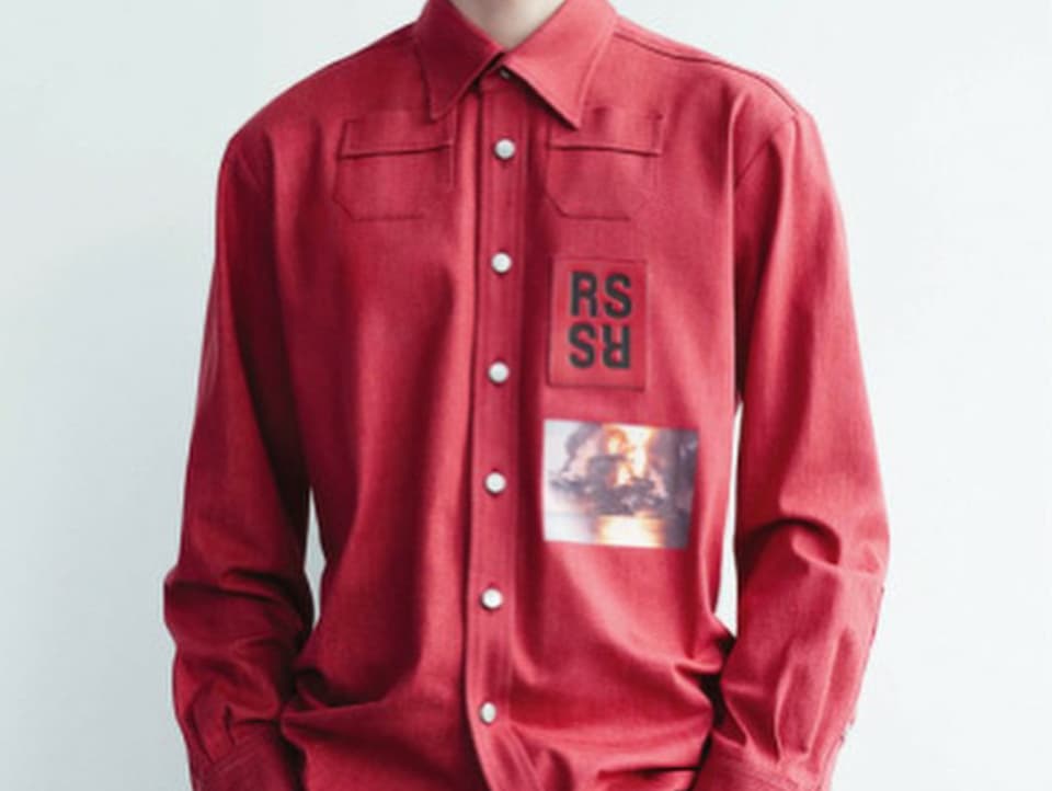 Model in rotem Hemd mit Aufdruck RS.