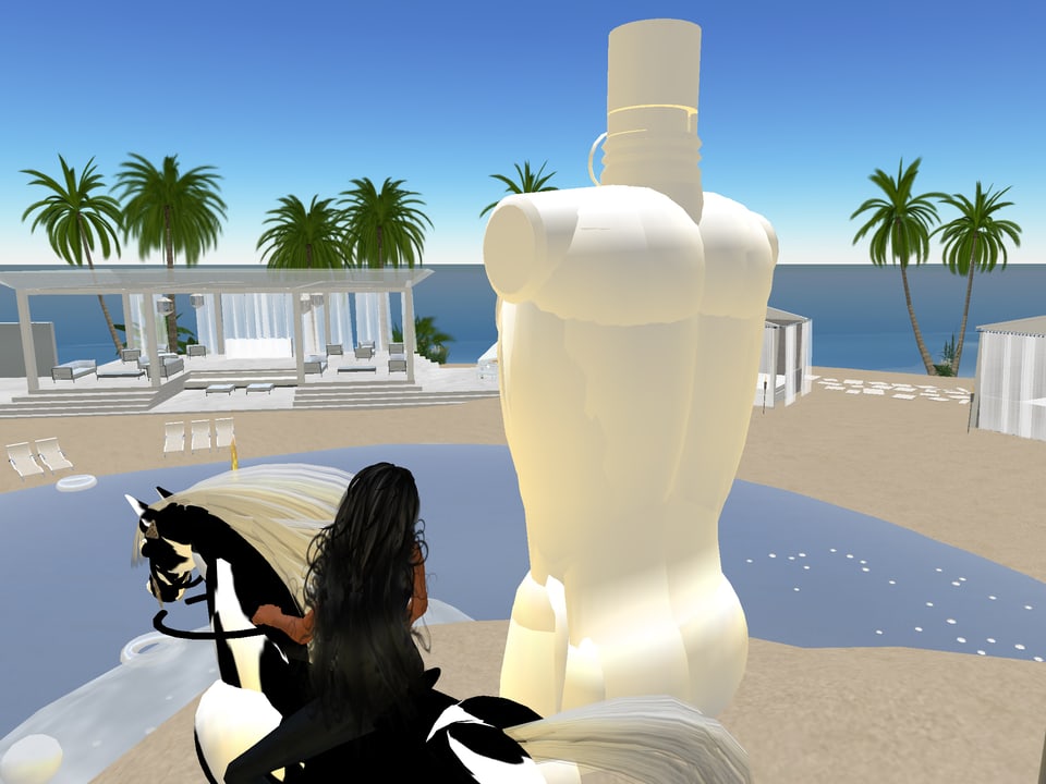 Frau auf Pferd neben Statue an Swimmingpool