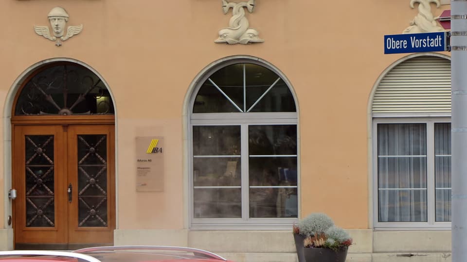 Eingang zum Gebäude mit IBA-Logo, im Vordergrund Strassenschild Obere Vorstadt