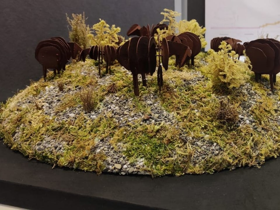 Modell mit Stein, Pflanzen und Blech-Schafen