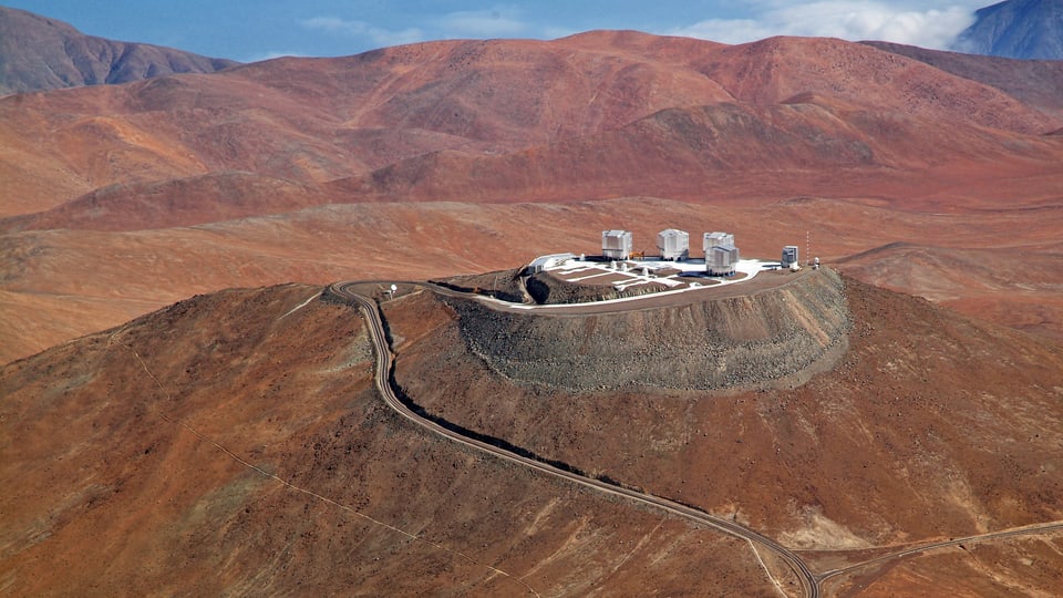 Ein Gebäudekomplex mitten in der Wüste.