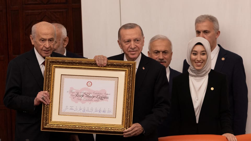Recep Tayip Erdogan präsentiert zusammen mit Parlamentssprecher, Devlet Bahceli den unterzeichneten Regierungsauftrag. 