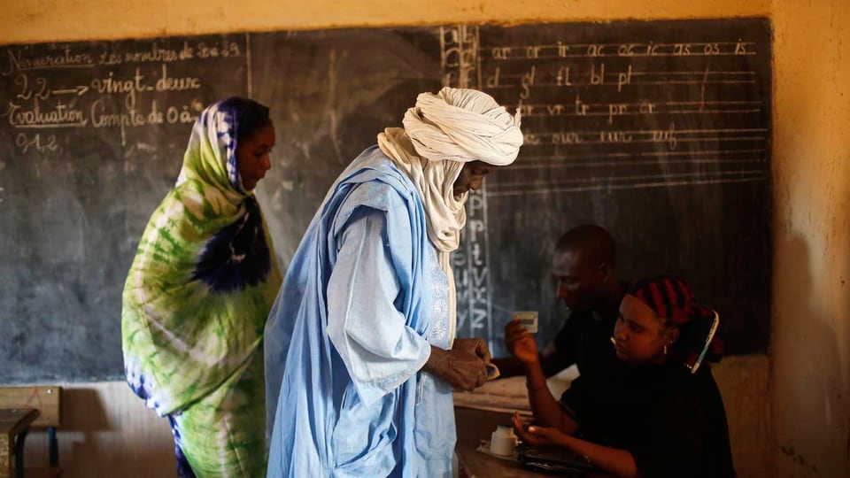 Ein Tuareg an der Urne bei den Wahlen