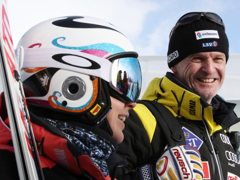 Andy Evers zusammen mit Tina Weirather in Skiausrüstung.