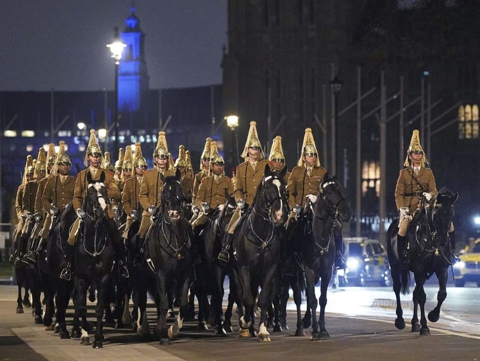 Soldatinnen und Soldaten reiten in London.