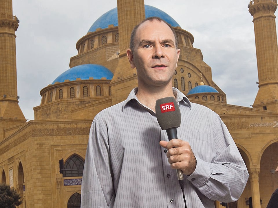 Korrespondent vor Moschee in Beirut.