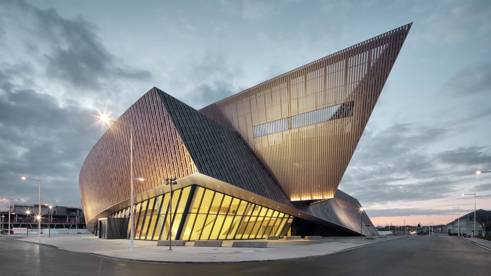Ein zeitgenössisches Gebäude, das aus zwei grossen, abstrakten Baukörpern besteht.