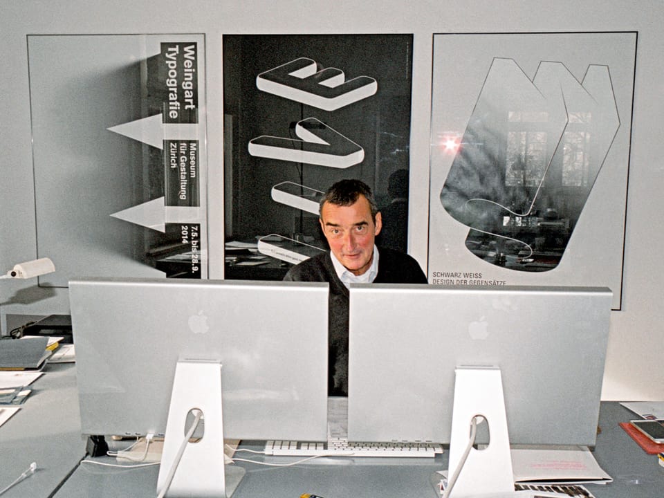 Ralph Schraivogel in seinem Atelier, hinter zwei grossen Bildschirmen.