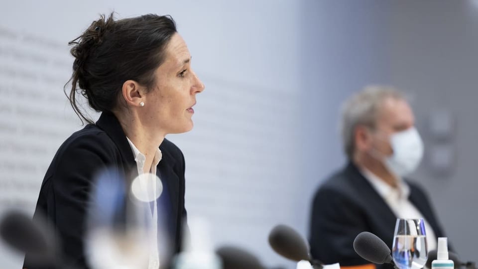 Tanja Stadler spricht an einer Pressekonferenz ins Mikrofon.