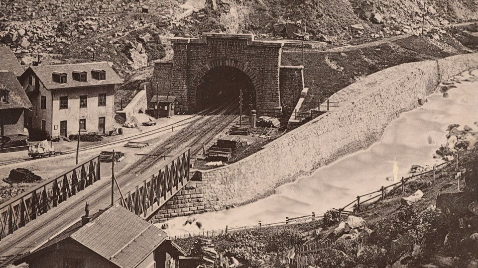 Das Gotthardportal in Göschenen um 1885.