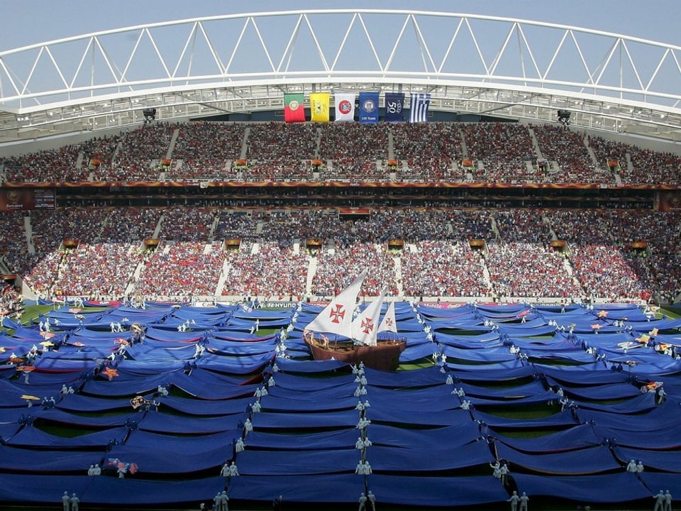 Szene aus der Eröffnungsfeier zur EURO 2004