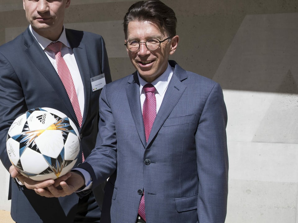 Der Ball rollt schon bald Martin Kallen hält einen Ball in seiner rechten Hand.