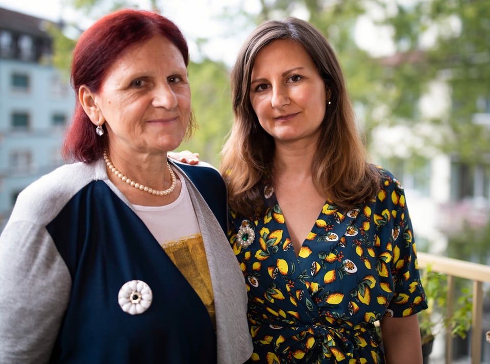 Mutter Hata und Emina Muminović stehen nebeneinander