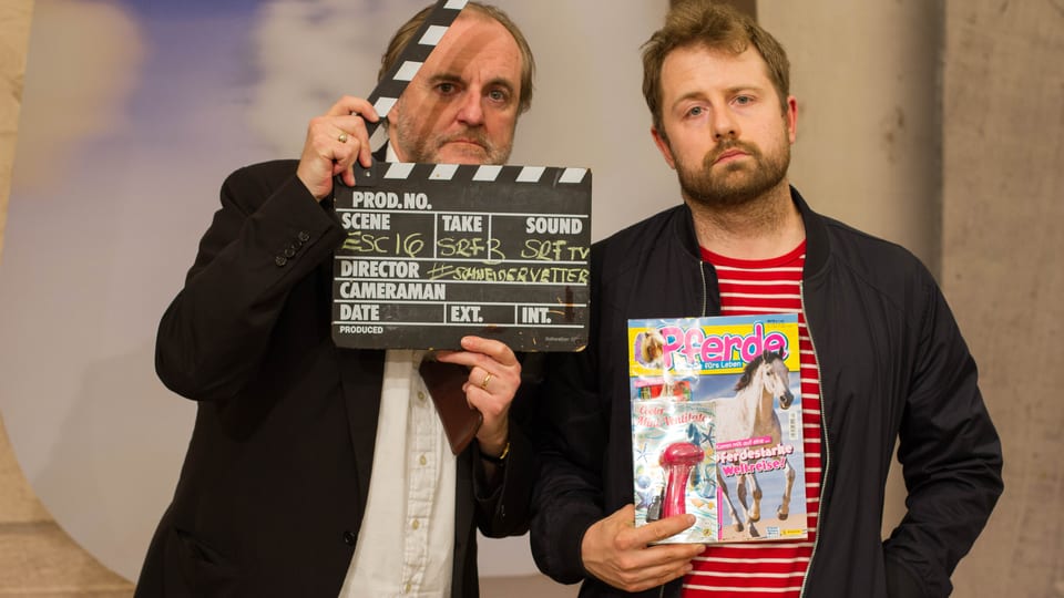 Peter Schneider mit Regieklappe und Gabriel Vetter mit Pferde-Zeitschrift.