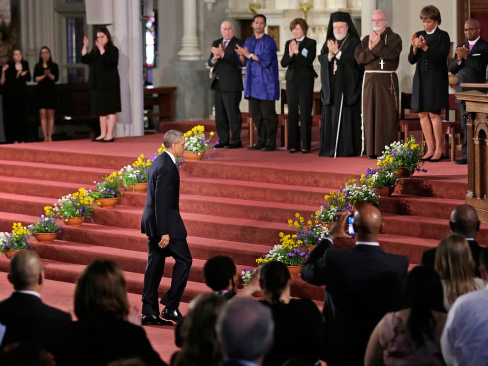 Obama gedenkt mit den Angehörigen in einer Trauerfeier