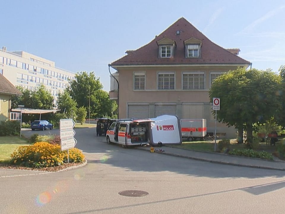 Polizeifahrzeuge und ein Zelt in Niederbipp.