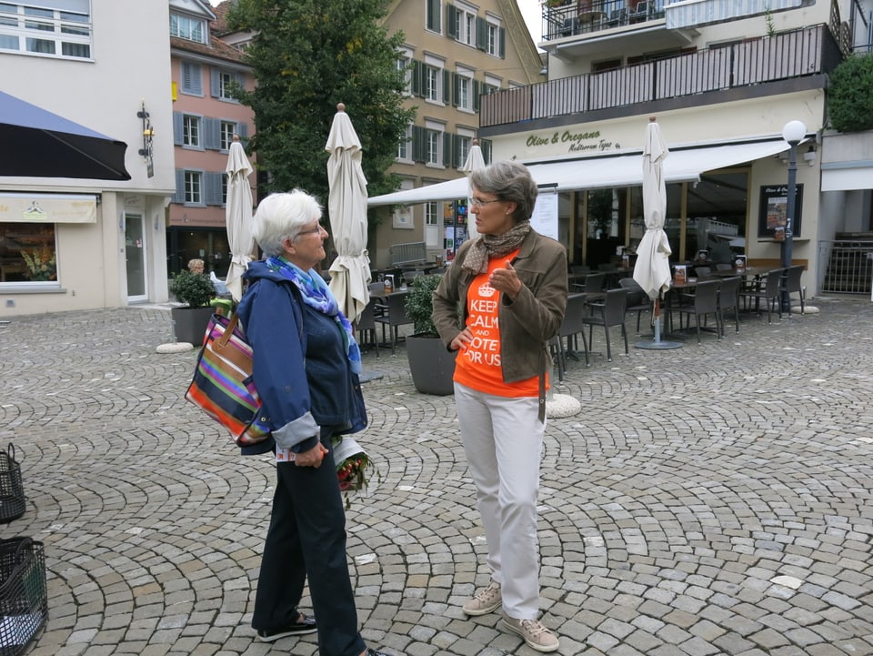 Silvia Thalmann (CVP) im Gespäch auf dem Landsgemeindeplatz mit einer Bürgerin. 