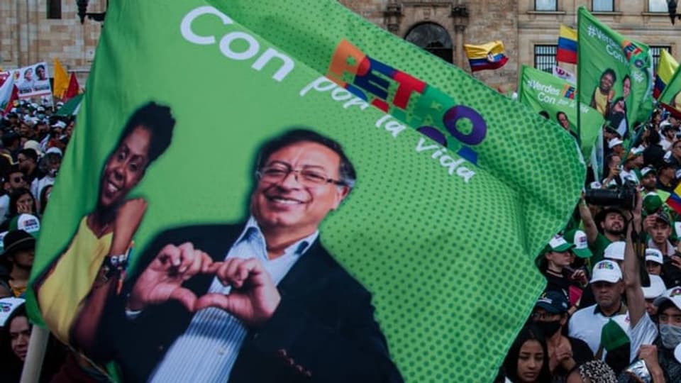 Ein Fahne mit Gustavo Petro und Francia Márquez an einer Wahlveranstaltung in Bogota. 