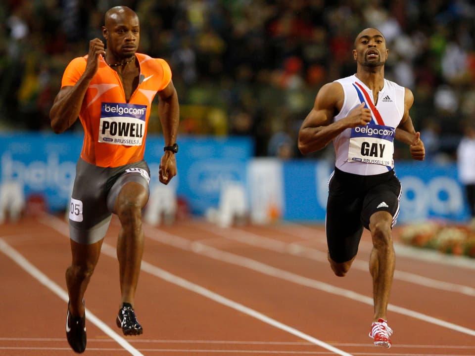 Die 100-Meter-Sprinter Asafa Powell (Jamaika, links) und Tyson Gay (USA, rechts) auf der Strecke nebeneinander