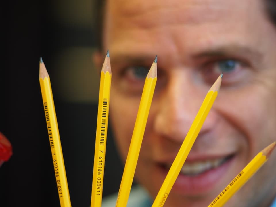 Adrian Küpfer hält Bleistifte in die Kamera.