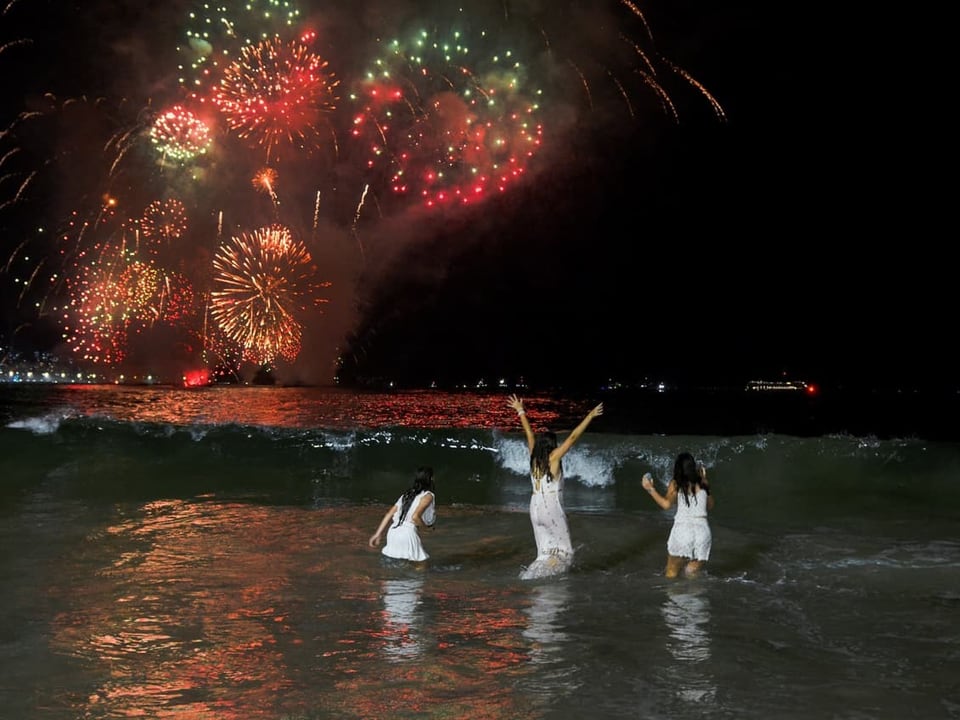 Menschen feiern am Strand von Rio de Janeiro in Brasilien.