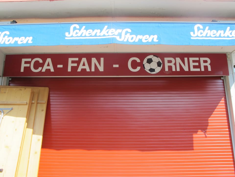 Heruntergelassene Rollladen beim Fan-Shop des FC Aarau. 