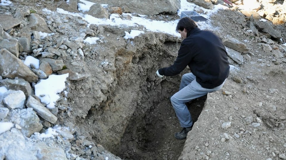 Ein Mann in einem 1.5 Meter tiefen Erdloch.