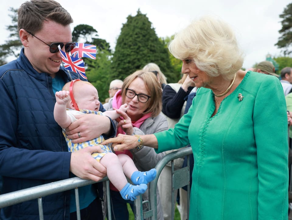 Königin Camilla und ein weinendes Baby.
